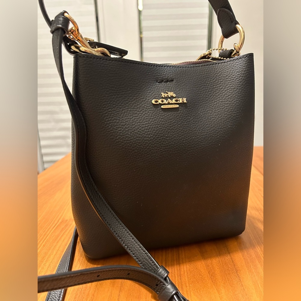 Beautiful Coach Small Town Bucket Bag 👜 🖤